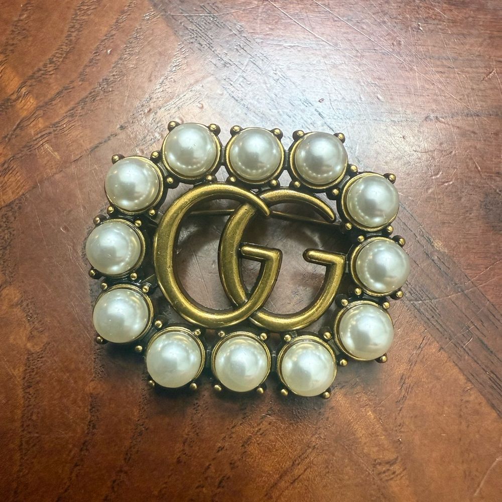New with box Gucci GG Pearl-Trimmed Gold-Tone Brooch